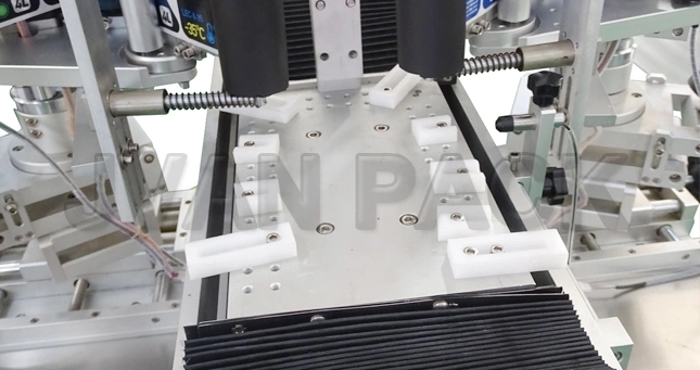 XL-T806-Etiquetadora-plana-de-doble-cara-semiautom&aacute;tica-m&aacute;quina-etiquetadora-autoadhesiva-de-botellas-planas-de-doble-cara.webp (1)