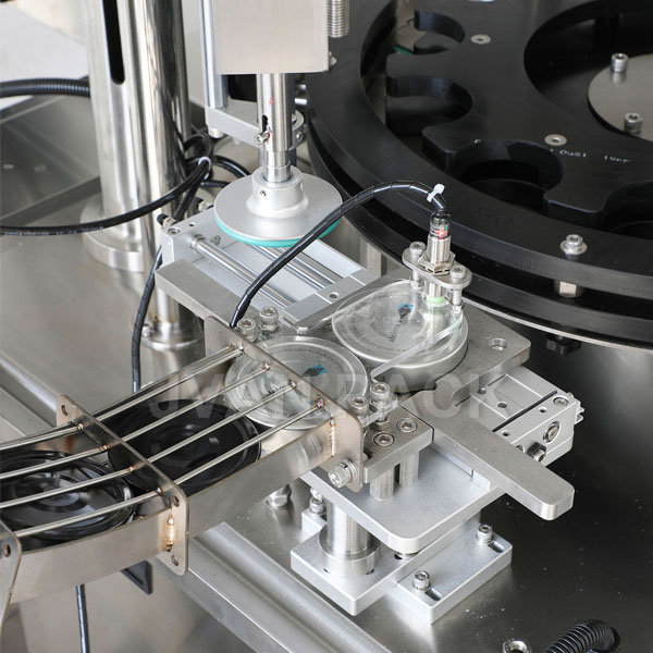 M&aacute;quina llenadora y taponadora-1